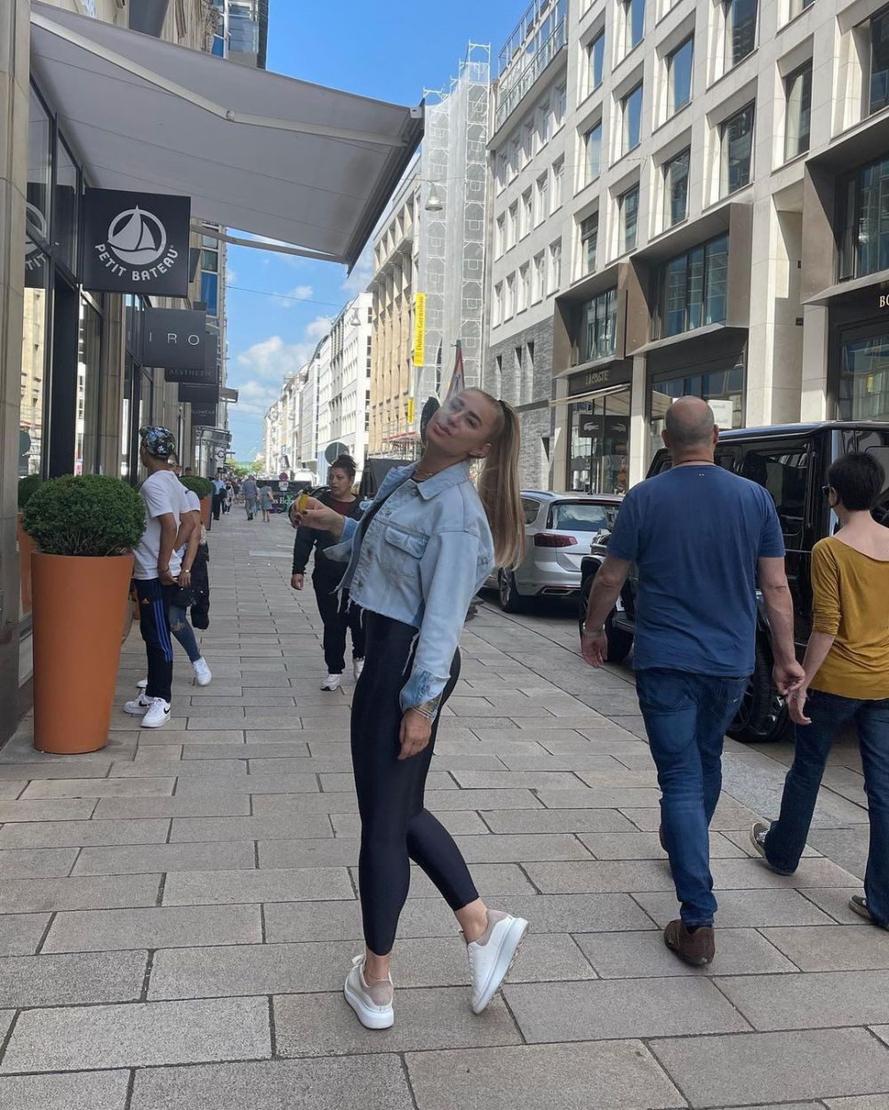 Anamaria Prodan s-a pozat într-o mașină de lux alături de fiica ei și a strâns mii de reacții pe rețelele sociale!_20