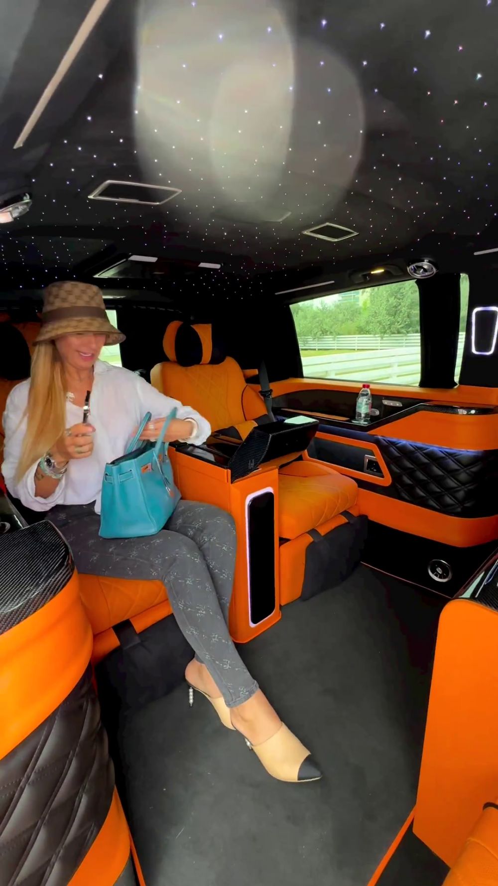 Anamaria Prodan s-a pozat într-o mașină de lux alături de fiica ei și a strâns mii de reacții pe rețelele sociale!_22