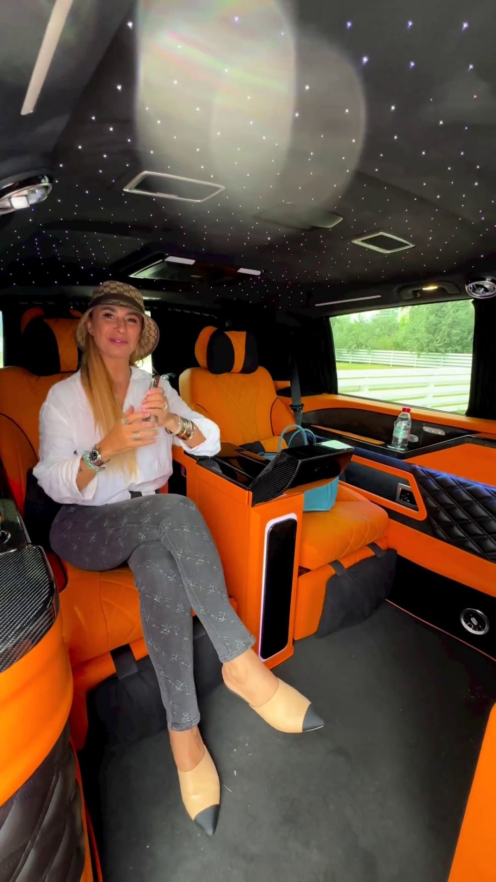 Anamaria Prodan s-a pozat într-o mașină de lux alături de fiica ei și a strâns mii de reacții pe rețelele sociale!_26