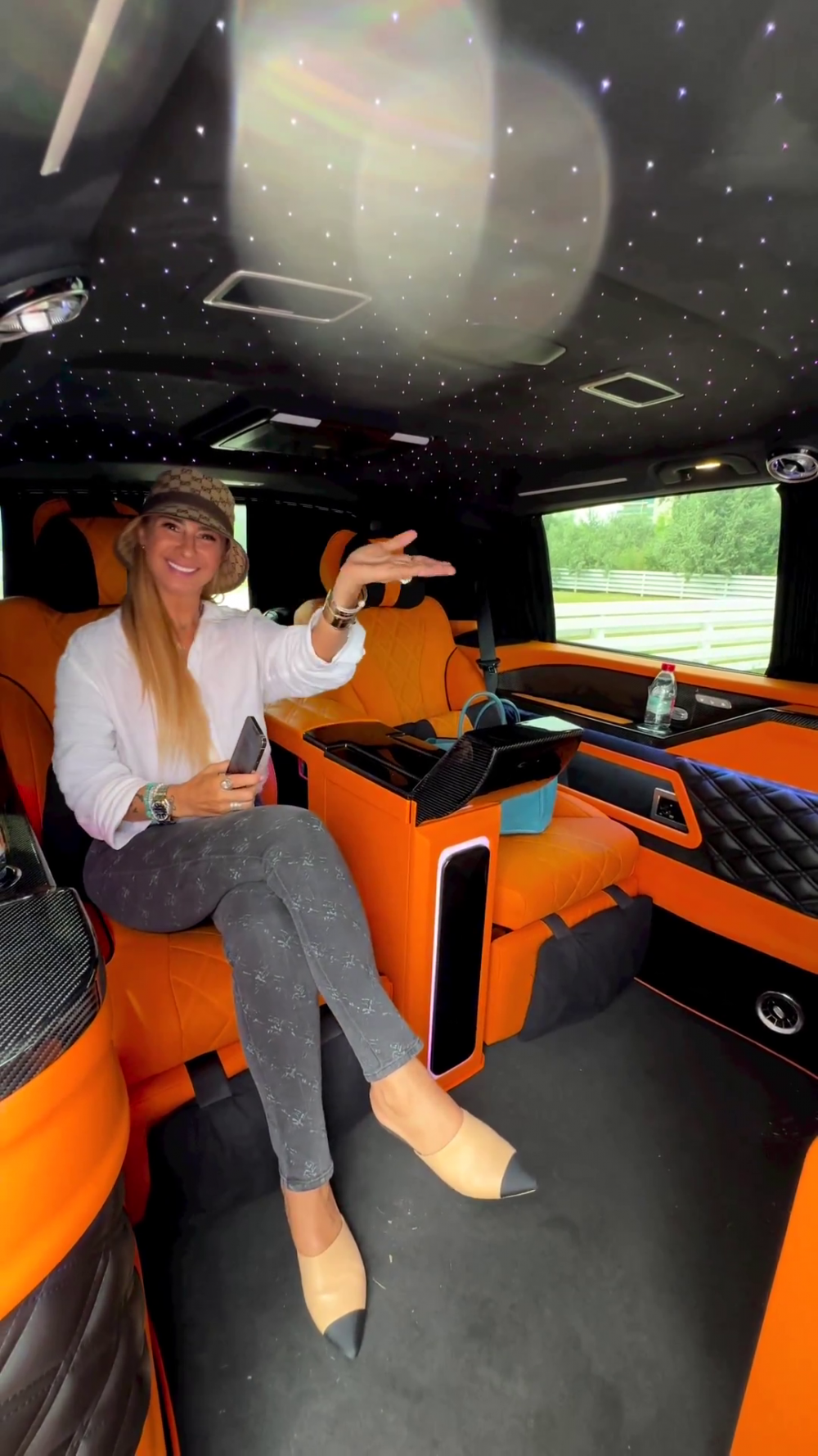 Anamaria Prodan s-a pozat într-o mașină de lux alături de fiica ei și a strâns mii de reacții pe rețelele sociale!_30