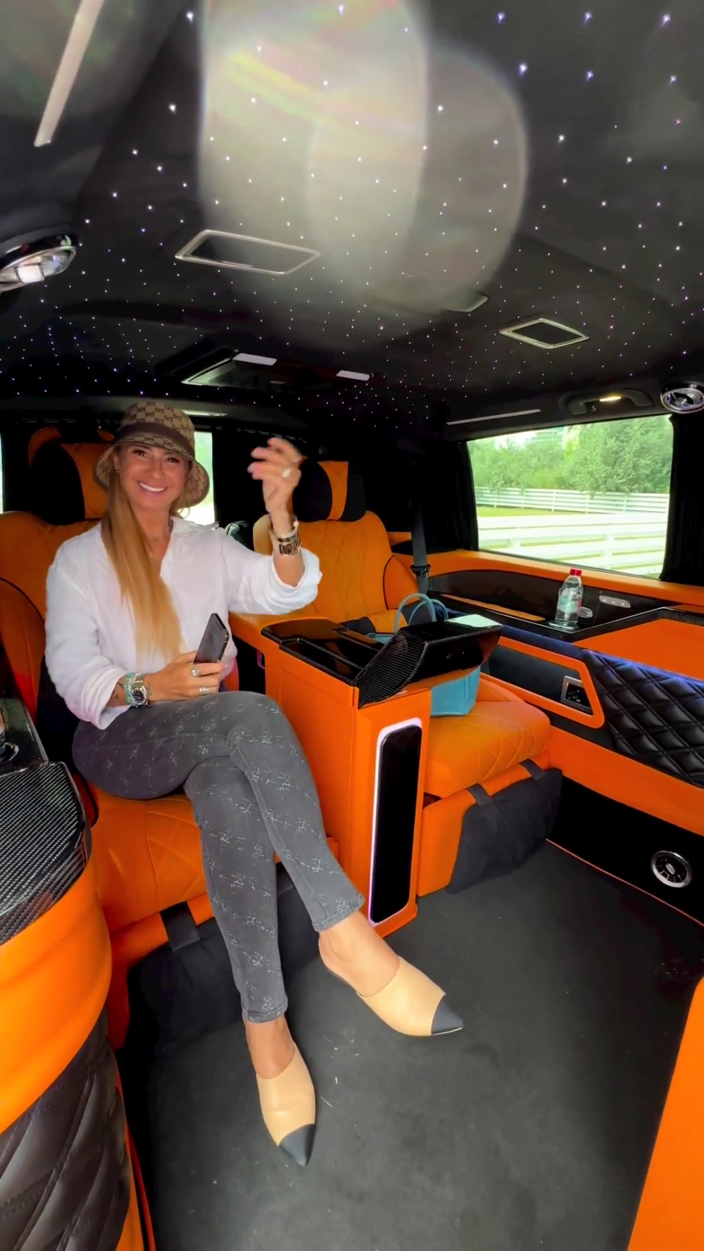 Anamaria Prodan s-a pozat într-o mașină de lux alături de fiica ei și a strâns mii de reacții pe rețelele sociale!_31