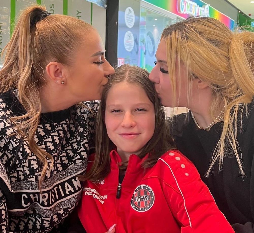 Anamaria Prodan s-a pozat într-o mașină de lux alături de fiica ei și a strâns mii de reacții pe rețelele sociale!_33