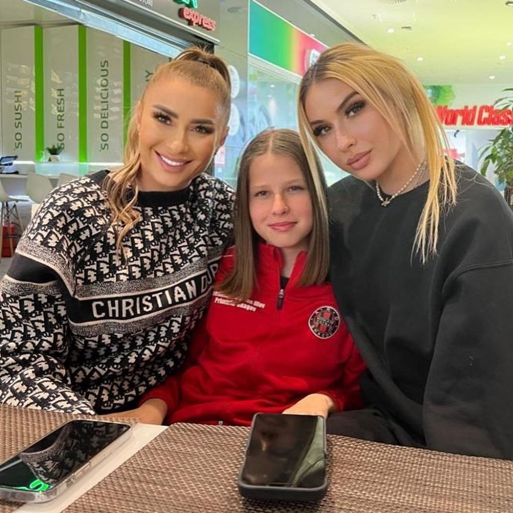 Anamaria Prodan s-a pozat într-o mașină de lux alături de fiica ei și a strâns mii de reacții pe rețelele sociale!_34