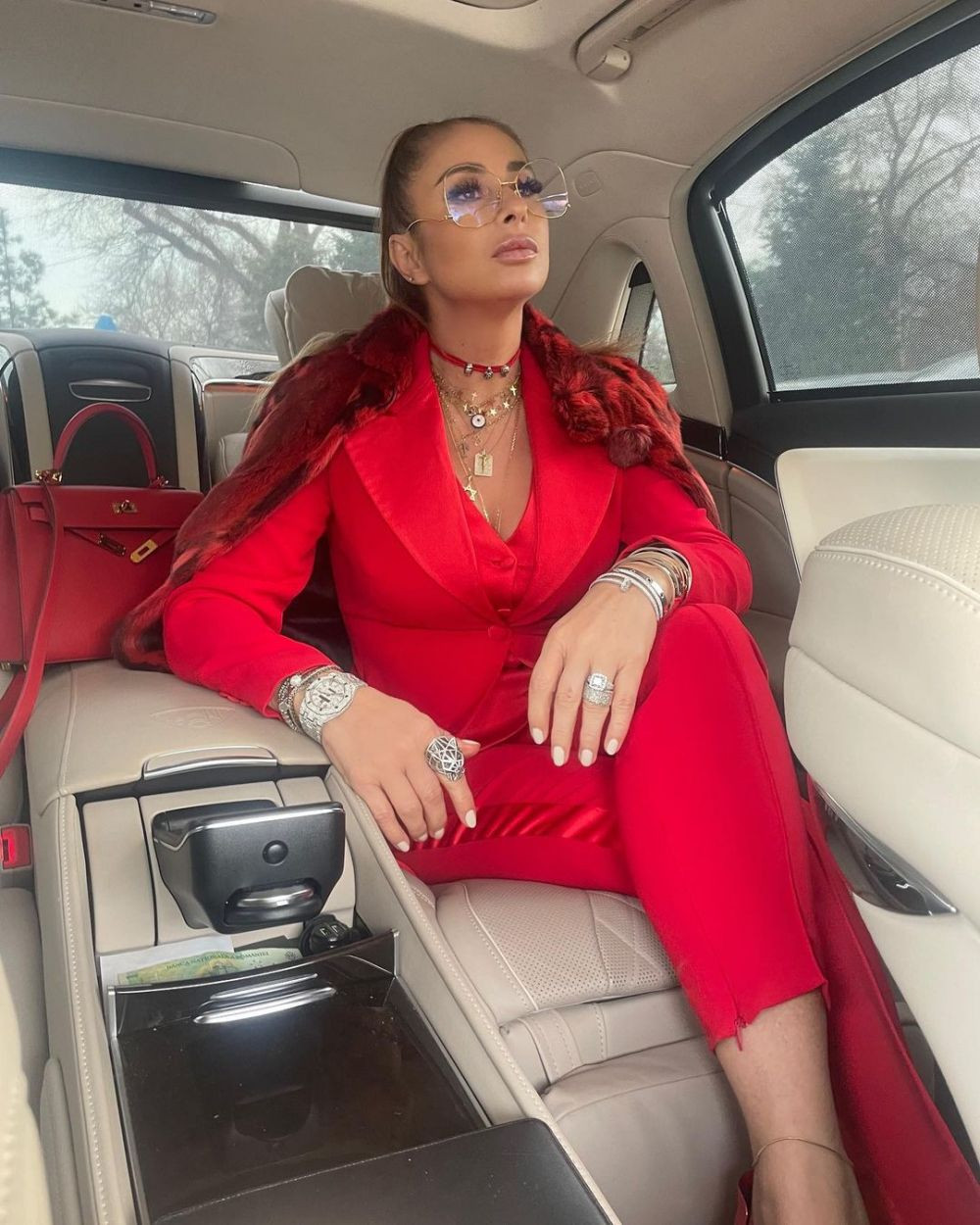 Anamaria Prodan s-a pozat într-o mașină de lux alături de fiica ei și a strâns mii de reacții pe rețelele sociale!_38