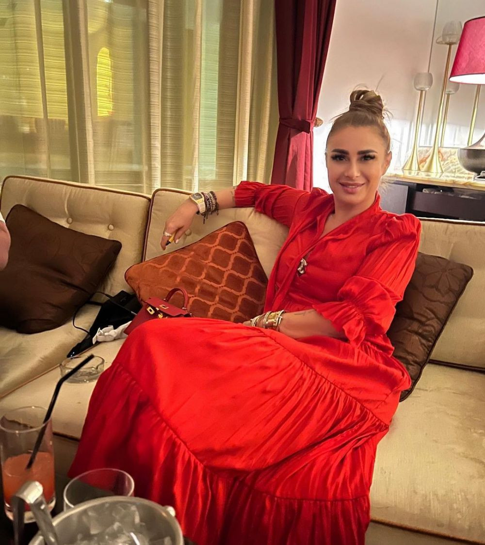 Anamaria Prodan s-a pozat într-o mașină de lux alături de fiica ei și a strâns mii de reacții pe rețelele sociale!_51