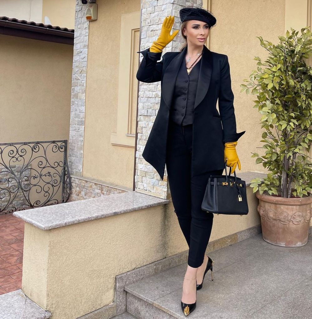 Anamaria Prodan s-a pozat într-o mașină de lux alături de fiica ei și a strâns mii de reacții pe rețelele sociale!_56