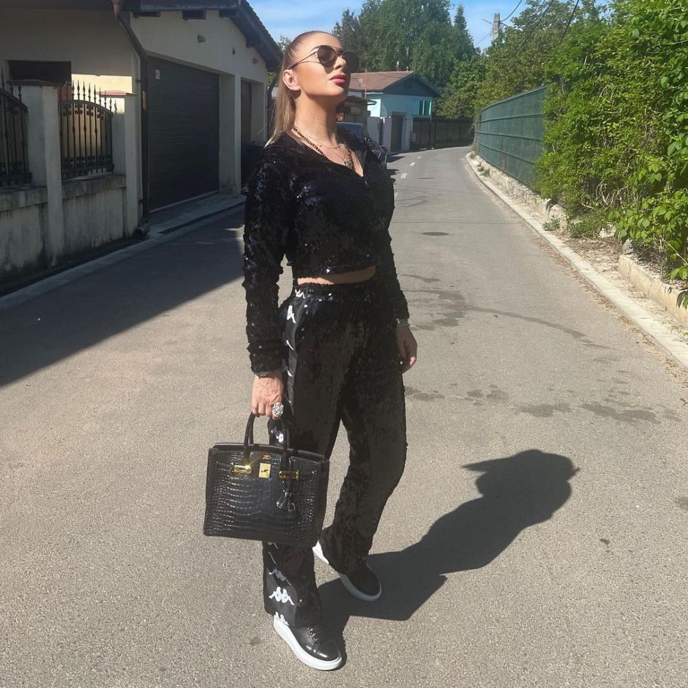 Anamaria Prodan s-a pozat într-o mașină de lux alături de fiica ei și a strâns mii de reacții pe rețelele sociale!_63