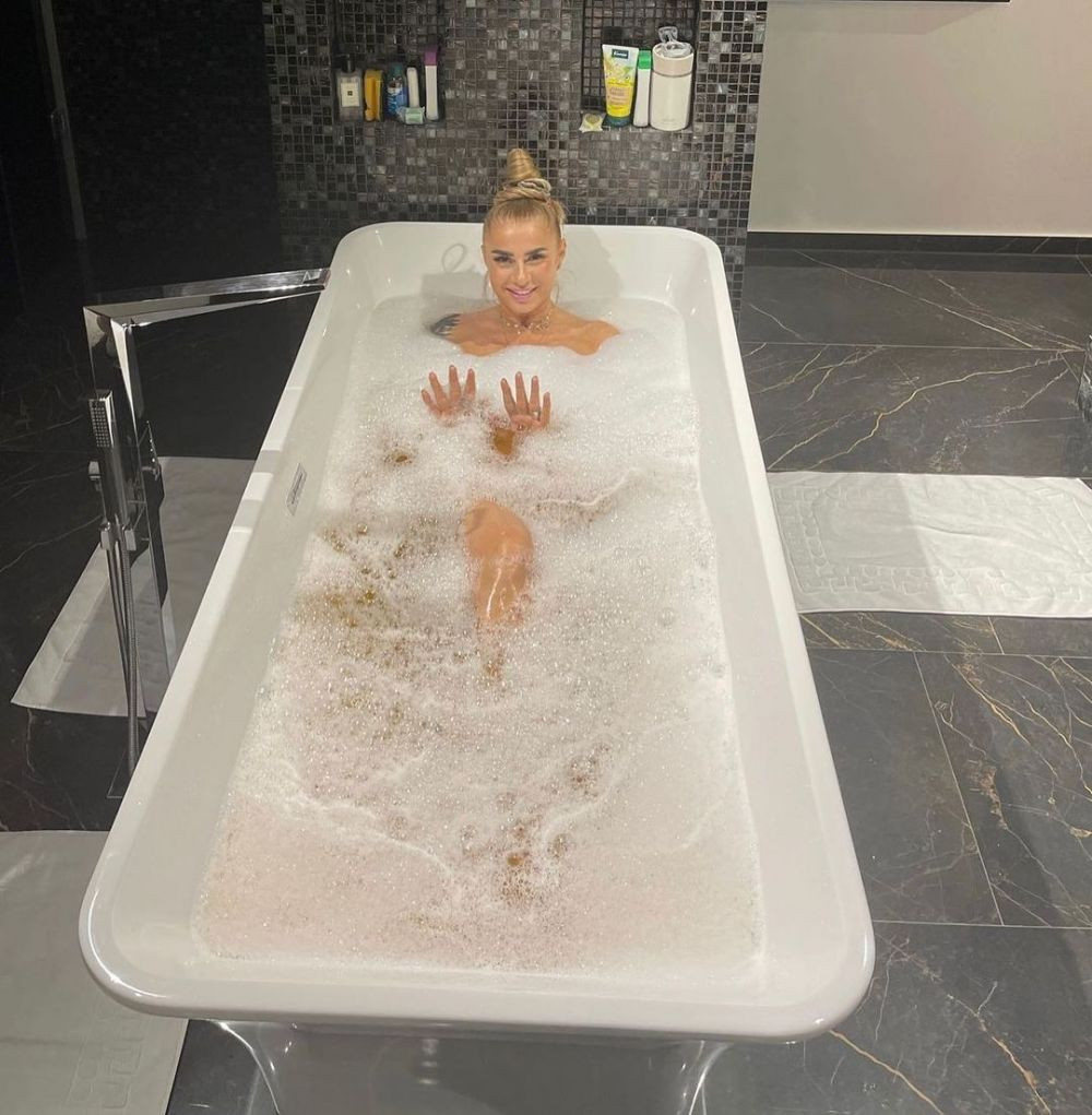 Anamaria Prodan s-a pozat într-o mașină de lux alături de fiica ei și a strâns mii de reacții pe rețelele sociale!_69