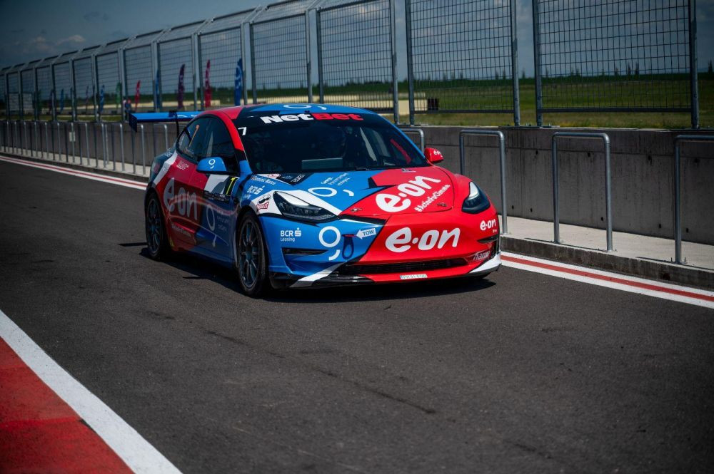 Tesla i-a cucerit! Transformare dublă: Andrei Pavel și Robert Glință, pe modul 