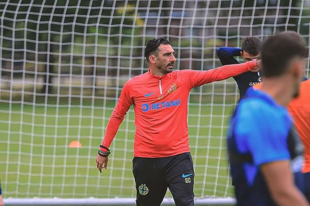 &bdquo;Nu trebuie judecat!&rdquo; Elias Charalambous &icirc;l apără pe Ngezana după eroarea de la gol! Ce a spus după amicalul cu PAOK