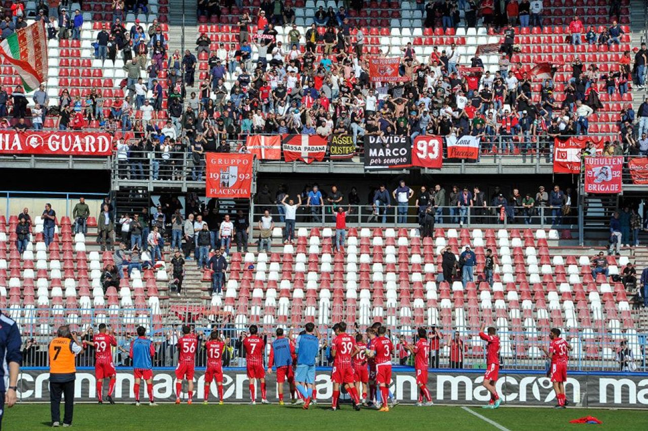 Maccarone a semnat cu