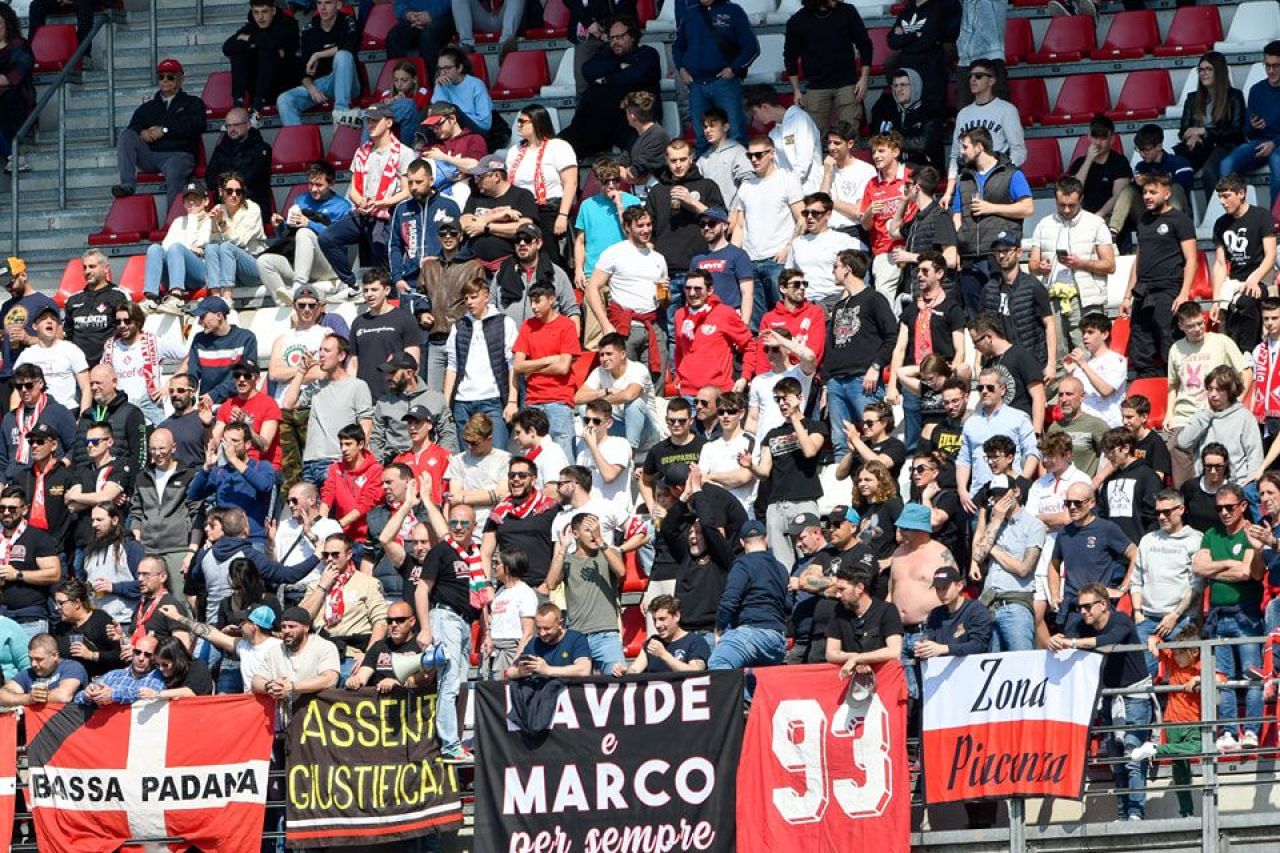 Maccarone a semnat cu