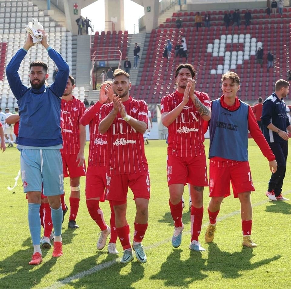 Maccarone a semnat cu 