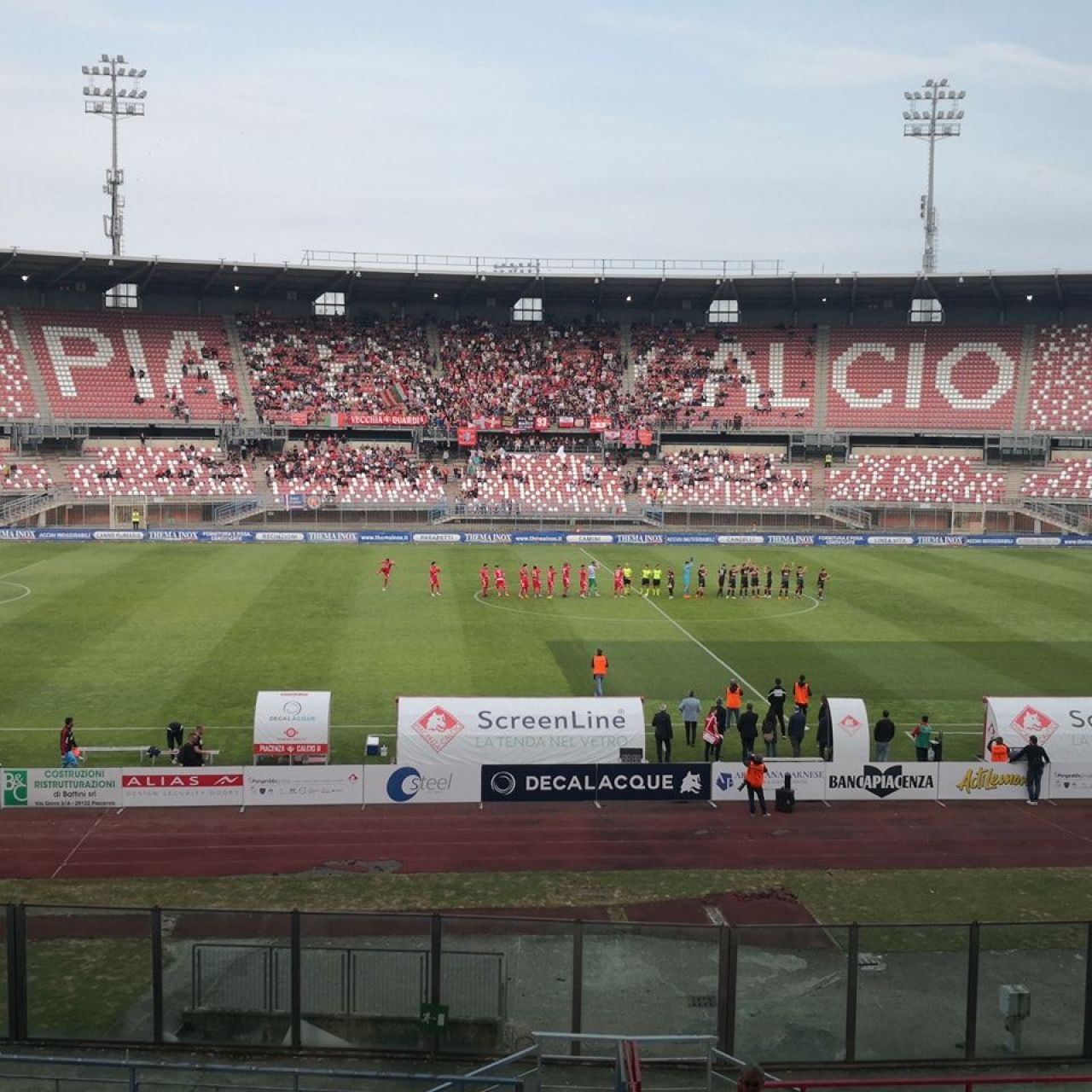 Maccarone a semnat cu