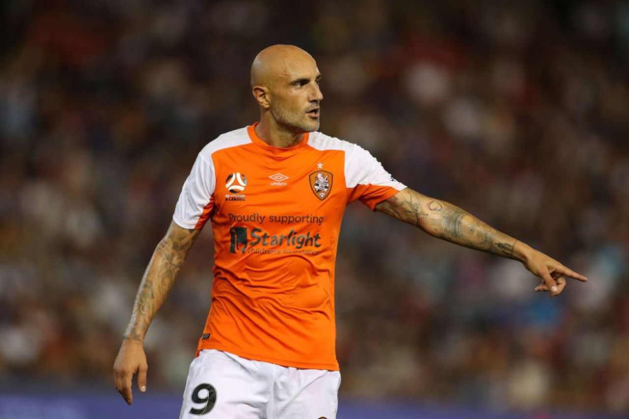 Maccarone a semnat cu
