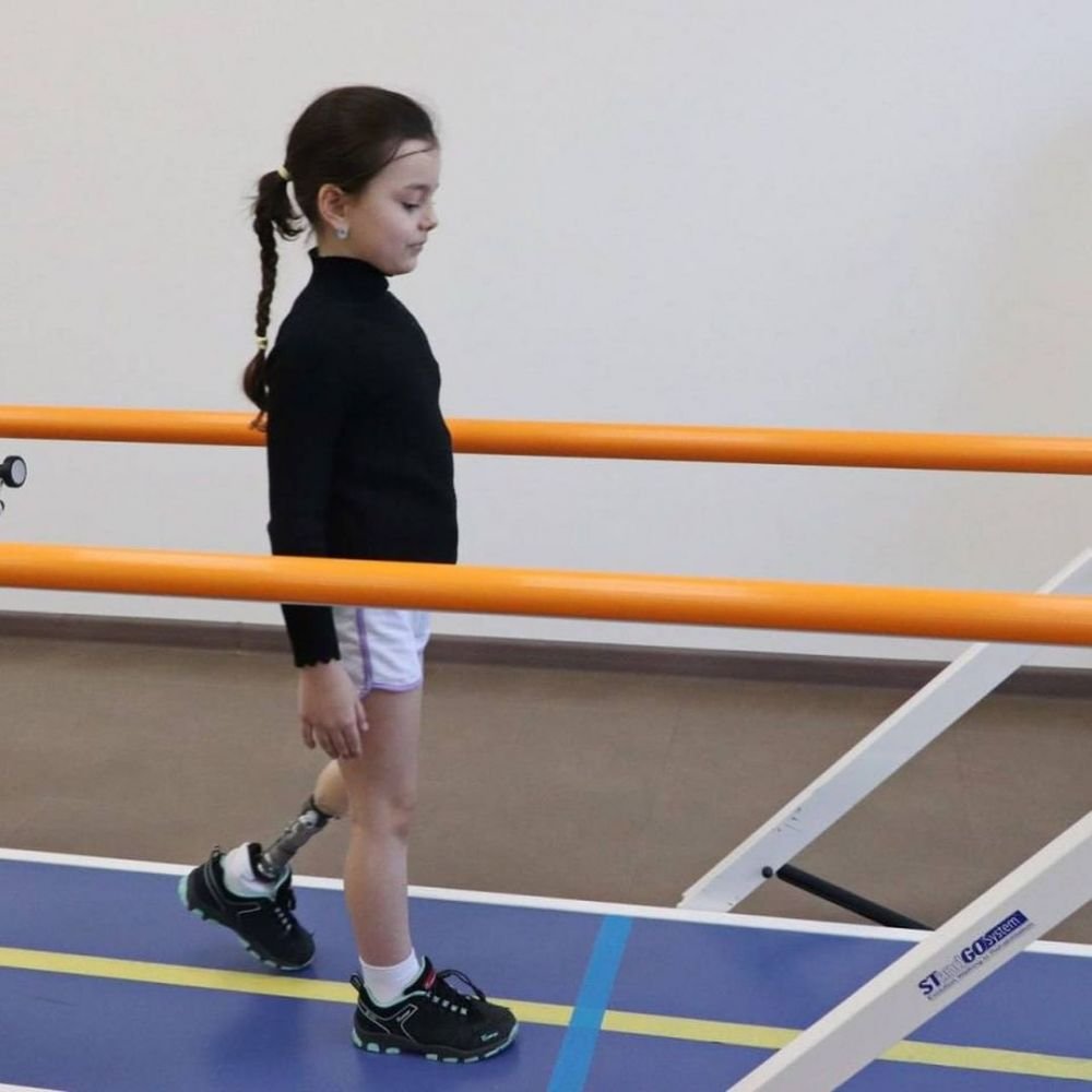 Imagini emoționante cu o gimnastă de 7 ani, cu un picior amputat după atacurile Rusiei. A c&acirc;știgat primul său concurs