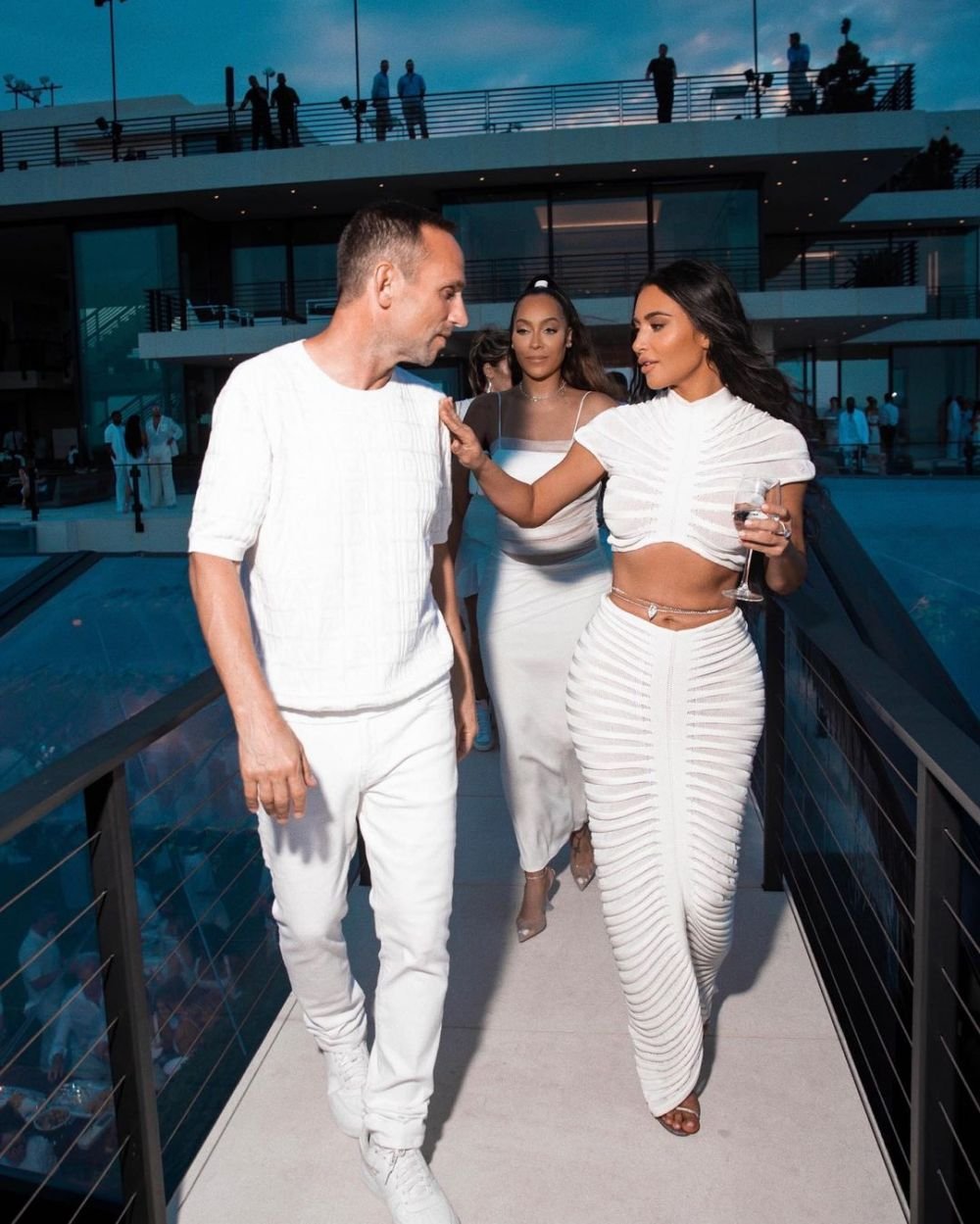 Kylian Mbappe s-a îmbrăcat în alb și s-a pozat alături de una dintre cele mai dorite femei ale planetei! Cum a apărut starul cu cea mai cunoscută influenceriță_27