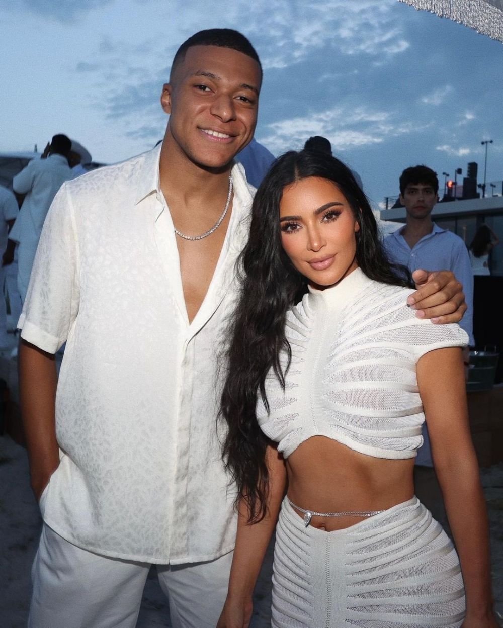 Kylian Mbappe s-a îmbrăcat în alb și s-a pozat alături de una dintre cele mai dorite femei ale planetei! Cum a apărut starul cu cea mai cunoscută influenceriță_29