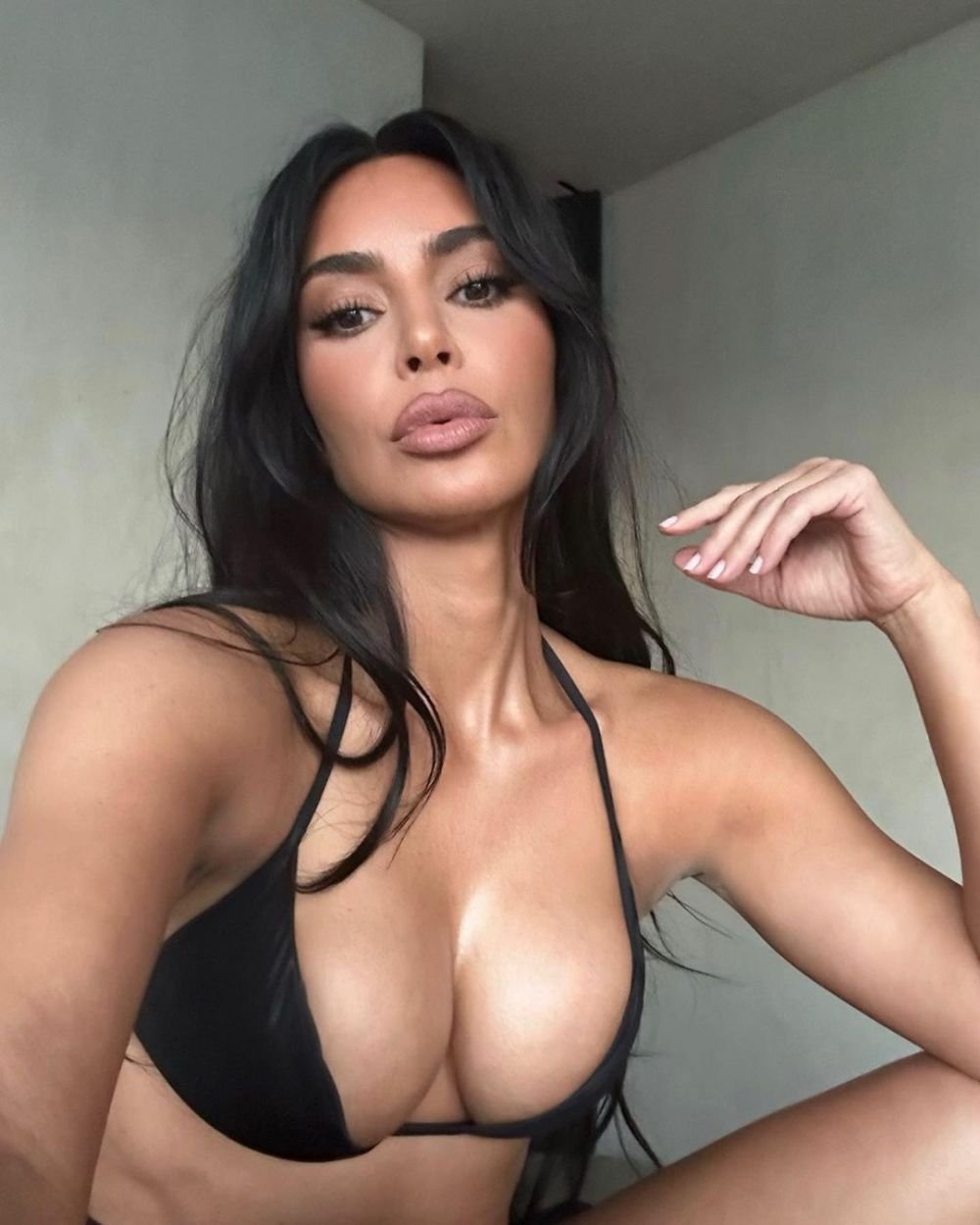 Kylian Mbappe s-a îmbrăcat în alb și s-a pozat alături de una dintre cele mai dorite femei ale planetei! Cum a apărut starul cu cea mai cunoscută influenceriță_80