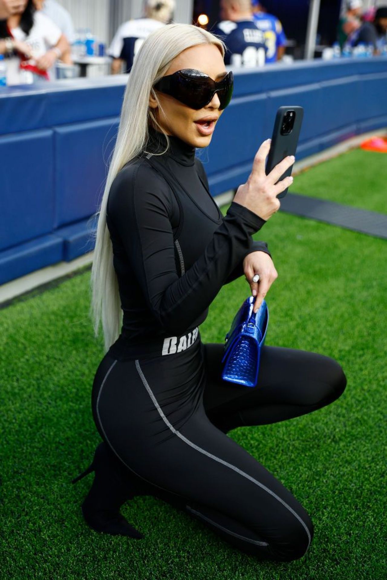 Kylian Mbappe s-a îmbrăcat în alb și s-a pozat alături de una dintre cele mai dorite femei ale planetei! Cum a apărut starul cu cea mai cunoscută influenceriță_110