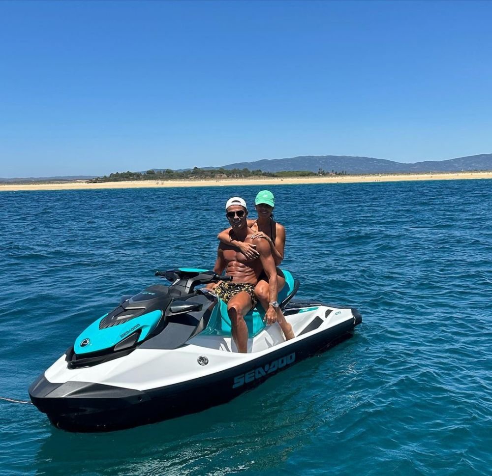 Antonela Roccuzzo și Georgina Rodriguez s-au întrecut în cele mai hot costume de baie. Imagini incendiare din vacanță_7
