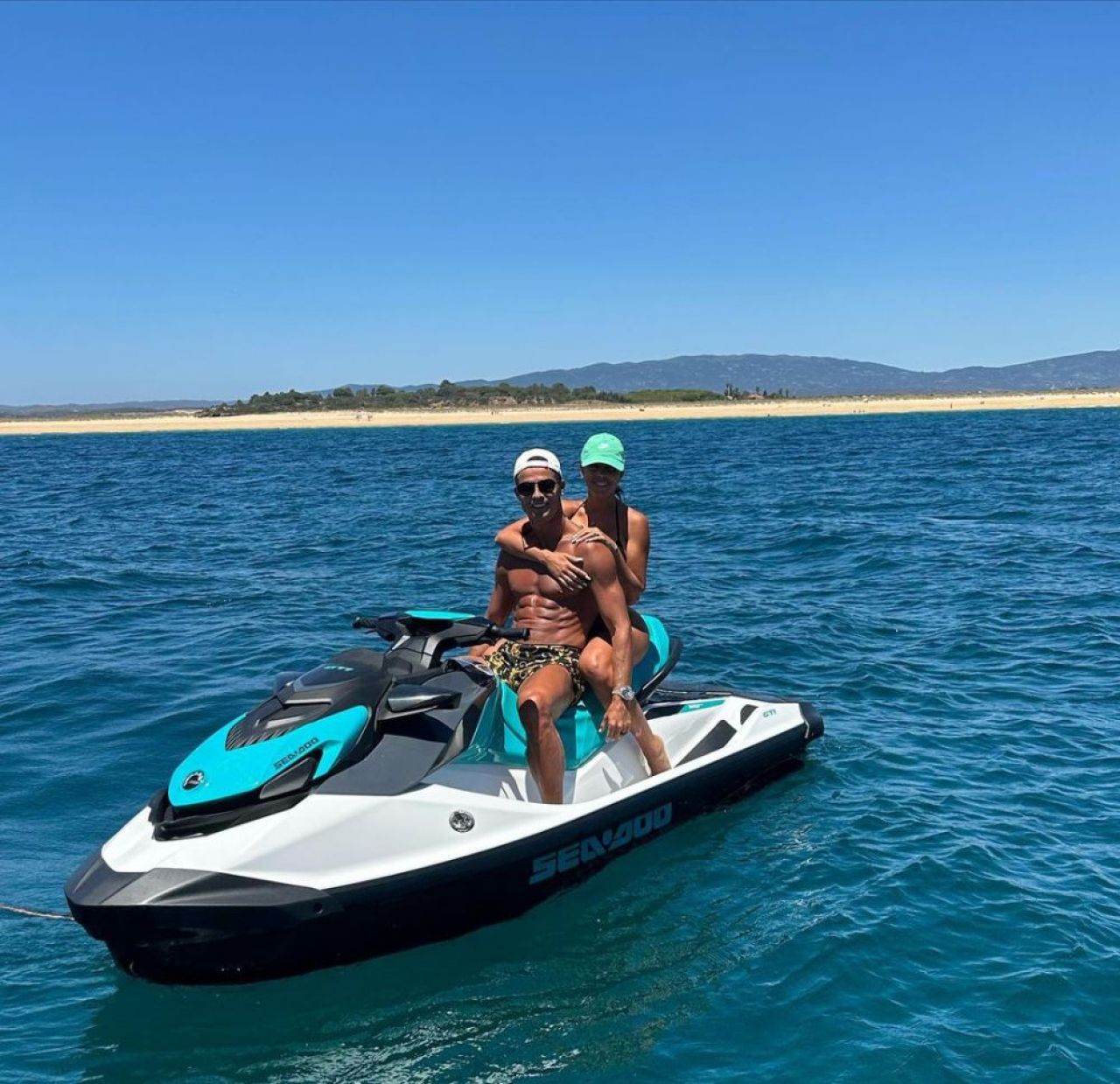 Antonela Roccuzzo și Georgina Rodriguez s-au întrecut în cele mai hot costume de baie. Imagini incendiare din vacanță_7