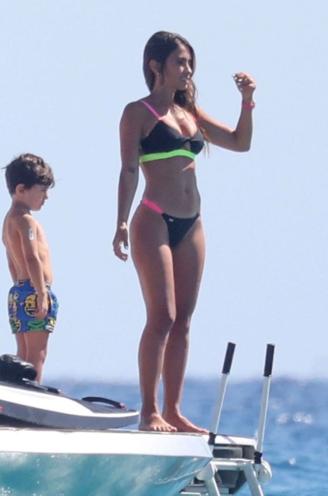 Antonela Roccuzzo și Georgina Rodriguez s-au întrecut în cele mai hot costume de baie. Imagini incendiare din vacanță_26