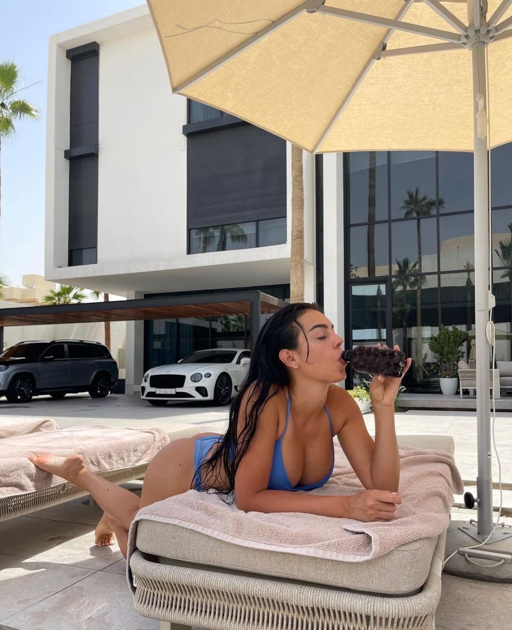 Antonela Roccuzzo și Georgina Rodriguez s-au întrecut în cele mai hot costume de baie. Imagini incendiare din vacanță_36