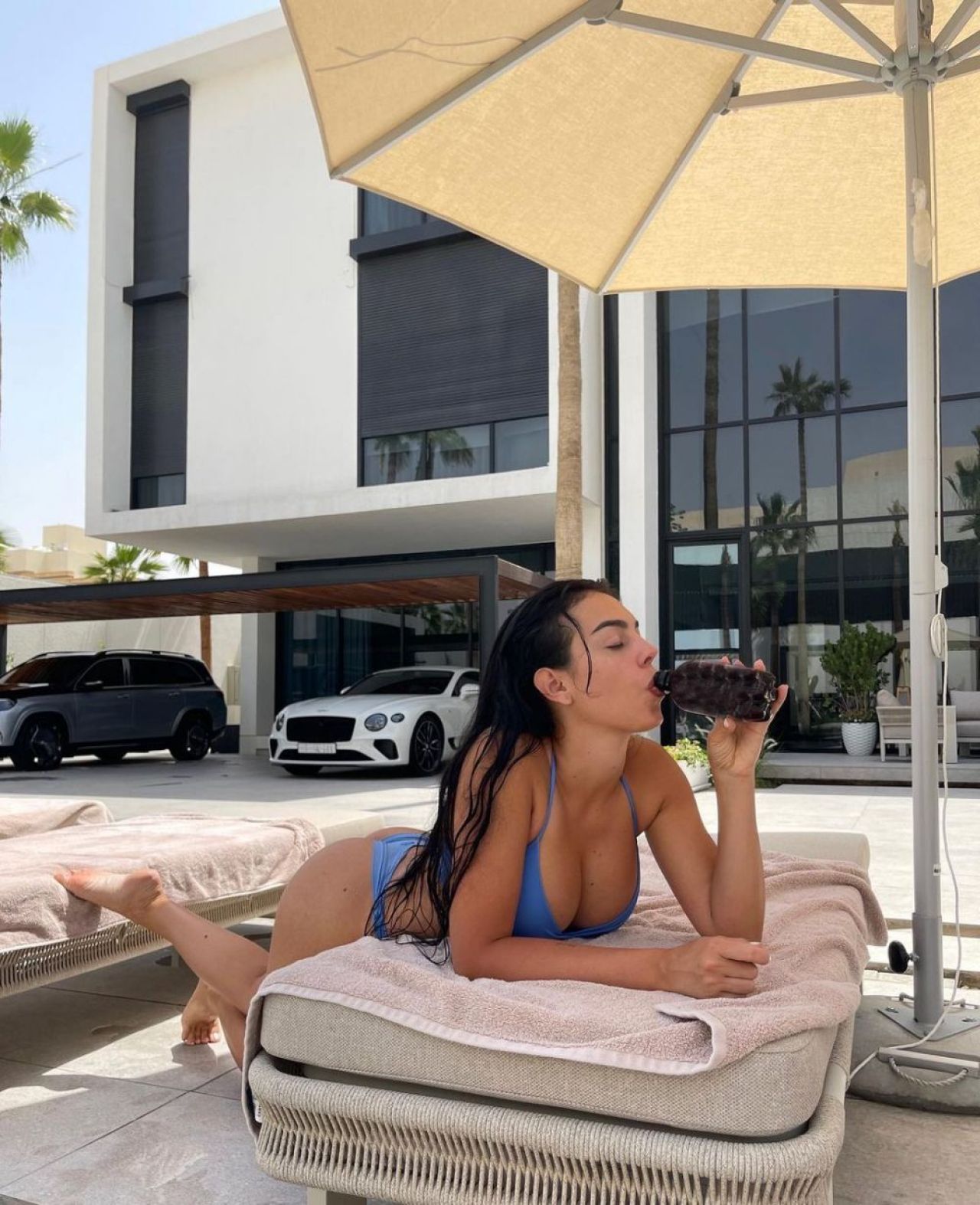 Antonela Roccuzzo și Georgina Rodriguez s-au întrecut în cele mai hot costume de baie. Imagini incendiare din vacanță_36
