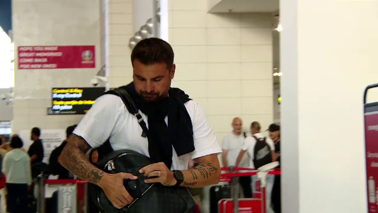 Cu un zâmbet larg, Adi Mutu a plecat spre Azerbaidjan pentru a semna cu Neftchi Baku_5