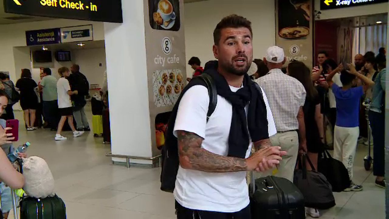 Cu un zâmbet larg, Adi Mutu a plecat spre Azerbaidjan pentru a semna cu Neftchi Baku_8