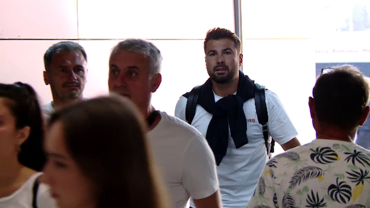 Cu un zâmbet larg, Adi Mutu a plecat spre Azerbaidjan pentru a semna cu Neftchi Baku_9