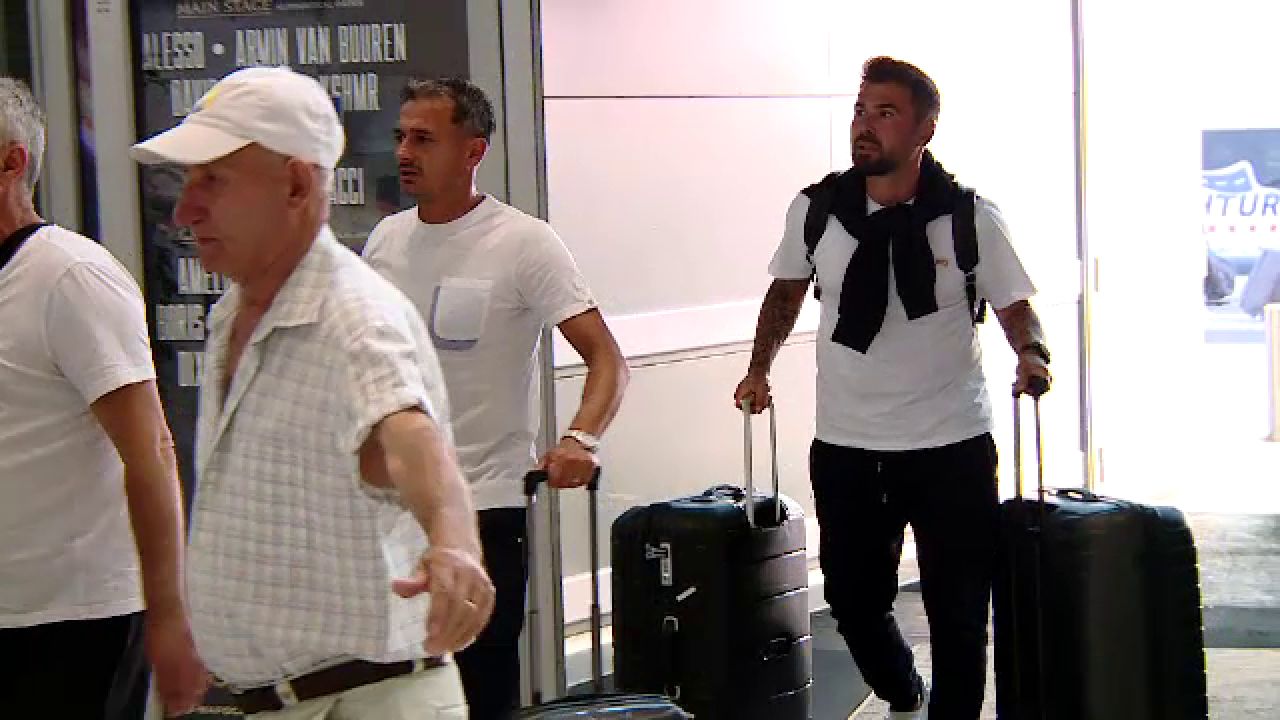 Cu un zâmbet larg, Adi Mutu a plecat spre Azerbaidjan pentru a semna cu Neftchi Baku_10