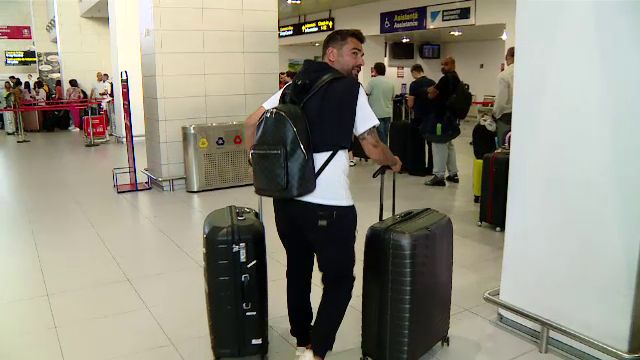 Cu un zâmbet larg, Adi Mutu a plecat spre Azerbaidjan pentru a semna cu Neftchi Baku_13