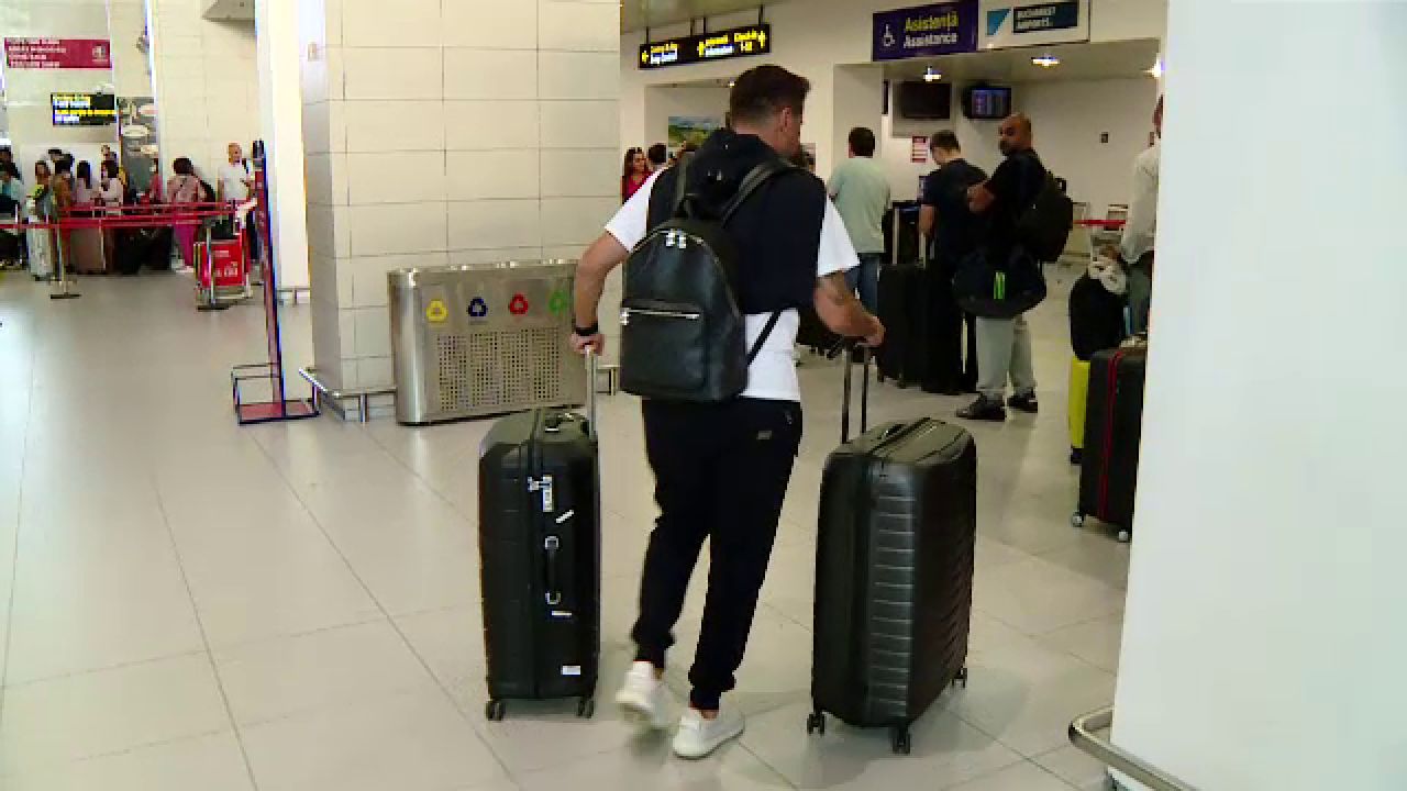Cu un zâmbet larg, Adi Mutu a plecat spre Azerbaidjan pentru a semna cu Neftchi Baku_14