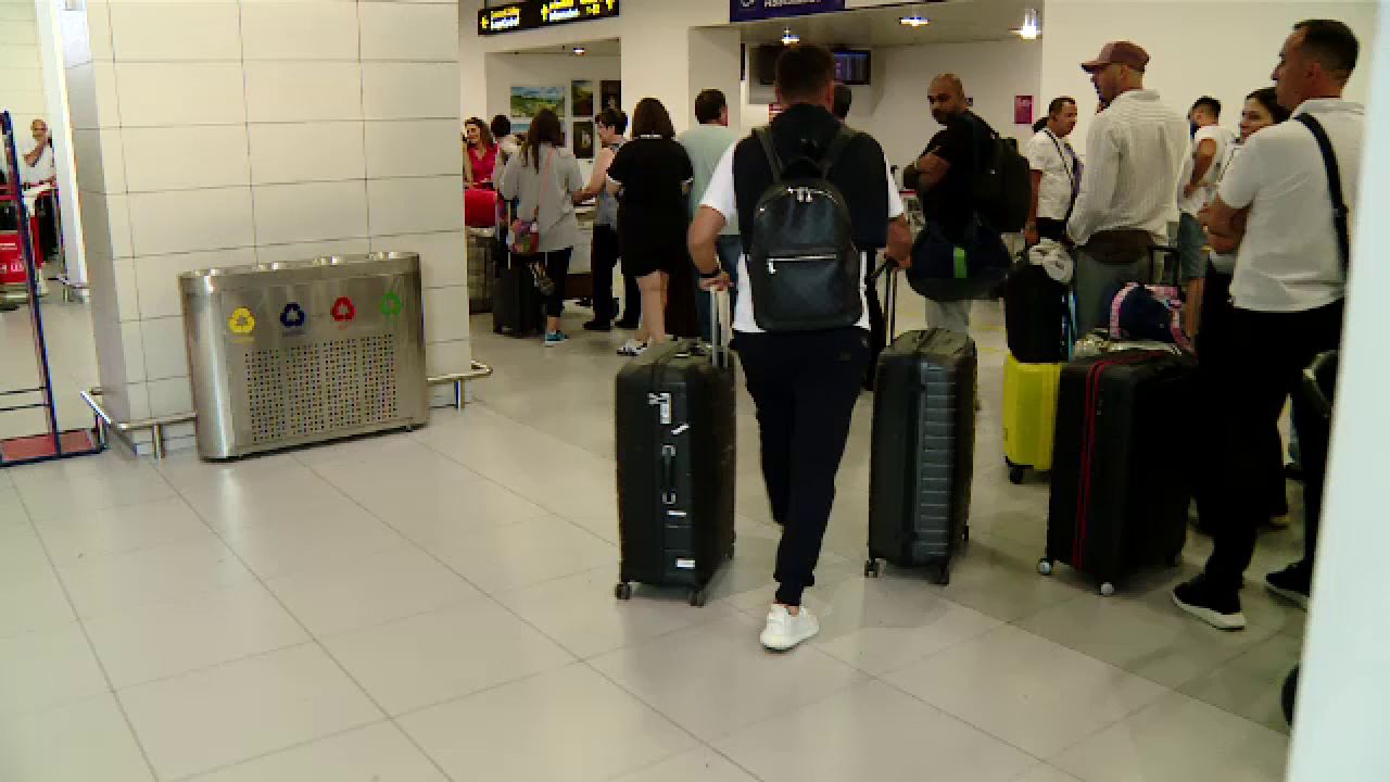 Cu un zâmbet larg, Adi Mutu a plecat spre Azerbaidjan pentru a semna cu Neftchi Baku_15
