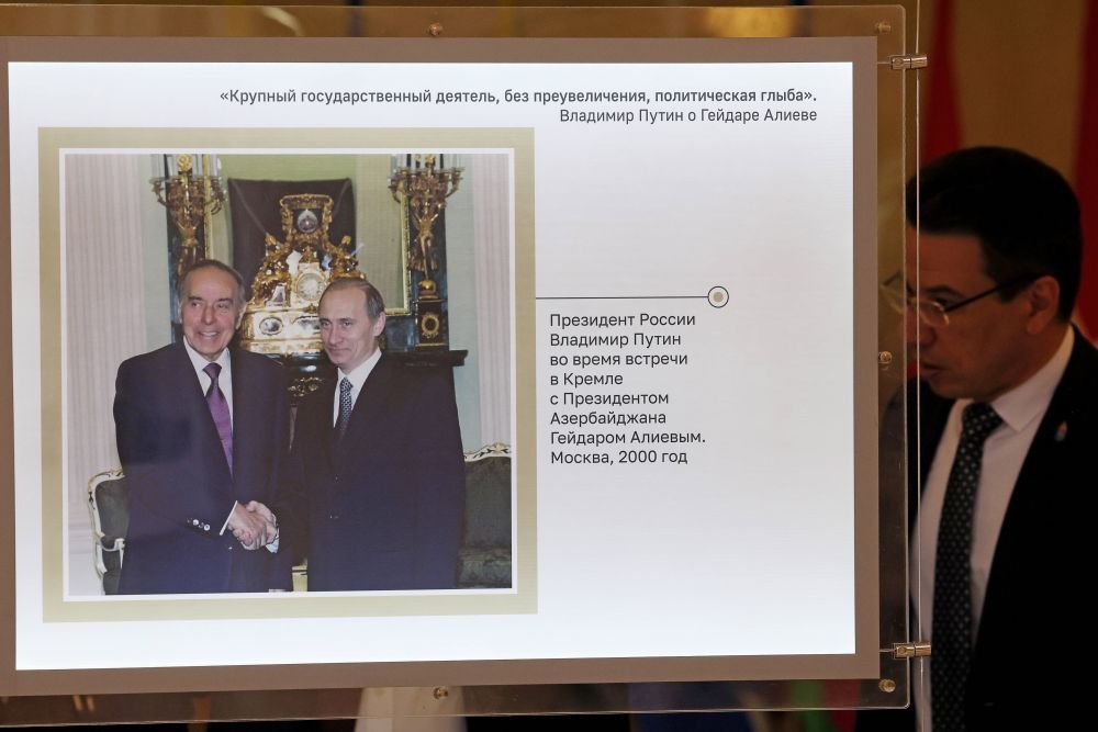 Unde ai ajuns, Adi?! Adrian Mutu a semnat contractul cu Neftchi l&acirc;ngă tabloul lui &rdquo;Ceaușescu&rdquo; din Azerbaidjan, mort de 20 de ani