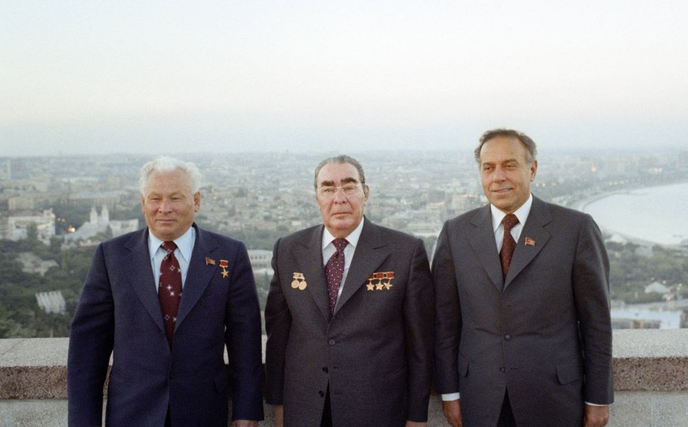 Unde ai ajuns, Adi?! Adrian Mutu a semnat contractul cu Neftchi lângă tabloul lui ”Ceaușescu” din Azerbaidjan, mort de 20 de ani_6