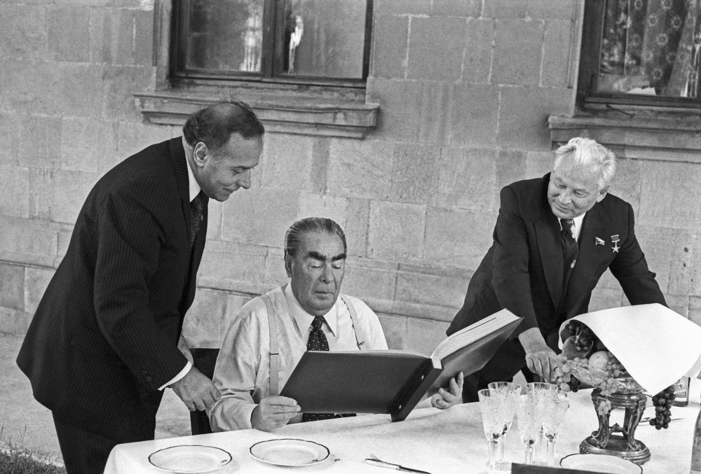 Unde ai ajuns, Adi?! Adrian Mutu a semnat contractul cu Neftchi lângă tabloul lui ”Ceaușescu” din Azerbaidjan, mort de 20 de ani_8