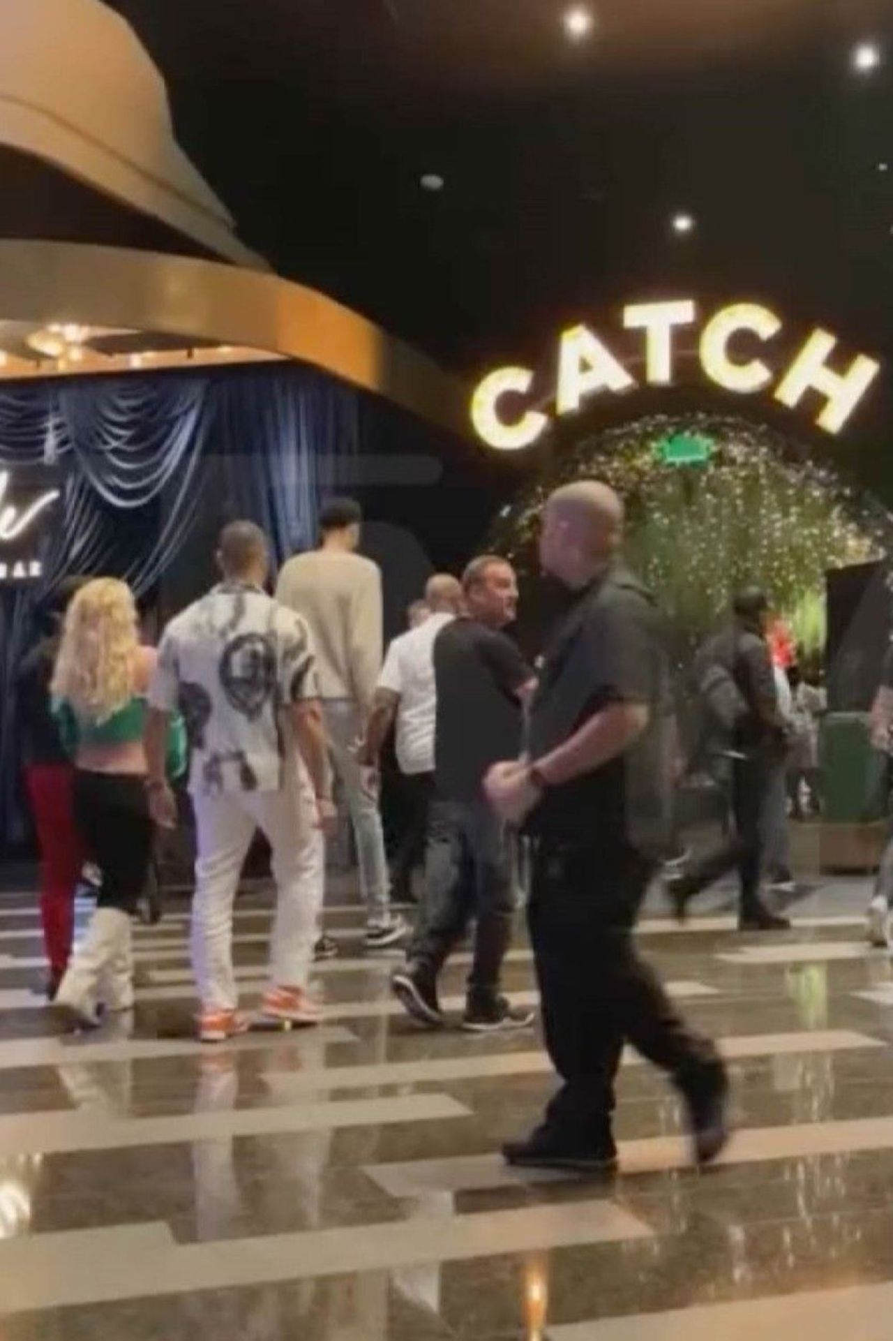 Britney Spears a răbufnit după ce a fost lovită de bodyguard-ul lui Wembanyama! Spune că a fost doborâtă la pământ, dar imaginile arată altceva _7