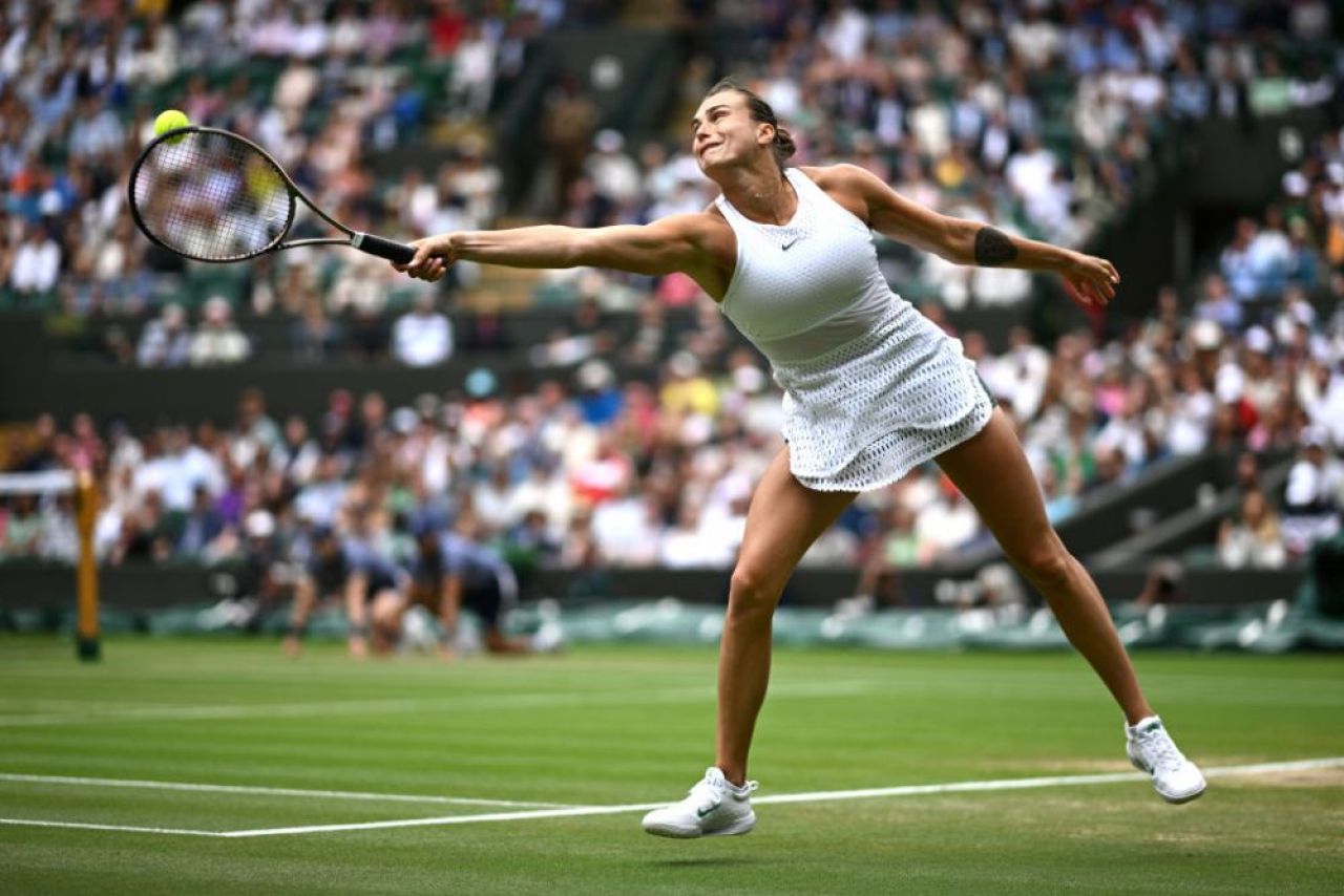 După Kvitova, Cehia are o nouă campioană la Wimbledon. Vondrousova a învins-o pe Jabeur în minimum de seturi_1