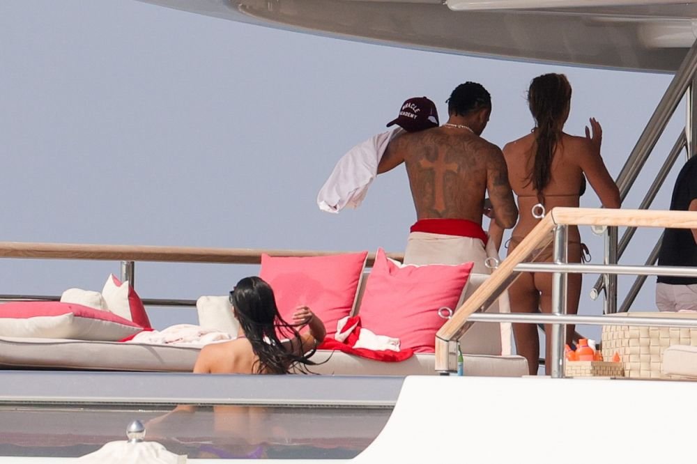 Lewis Hamilton, pe yacht cu o tânără de 20 de ani la câteva zile după ce a petrecut în club cu Shakira _2