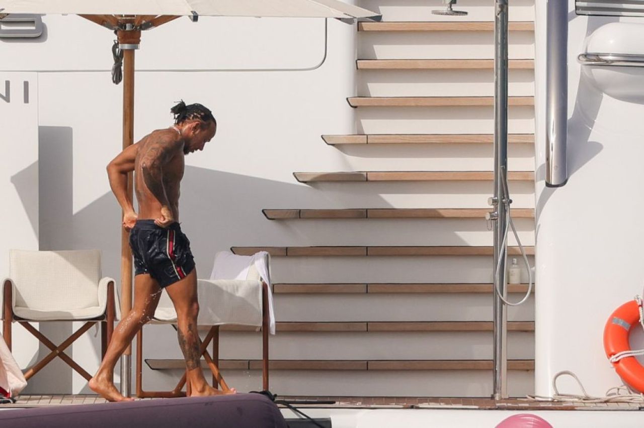 Lewis Hamilton, pe yacht cu o tânără de 20 de ani la câteva zile după ce a petrecut în club cu Shakira _3