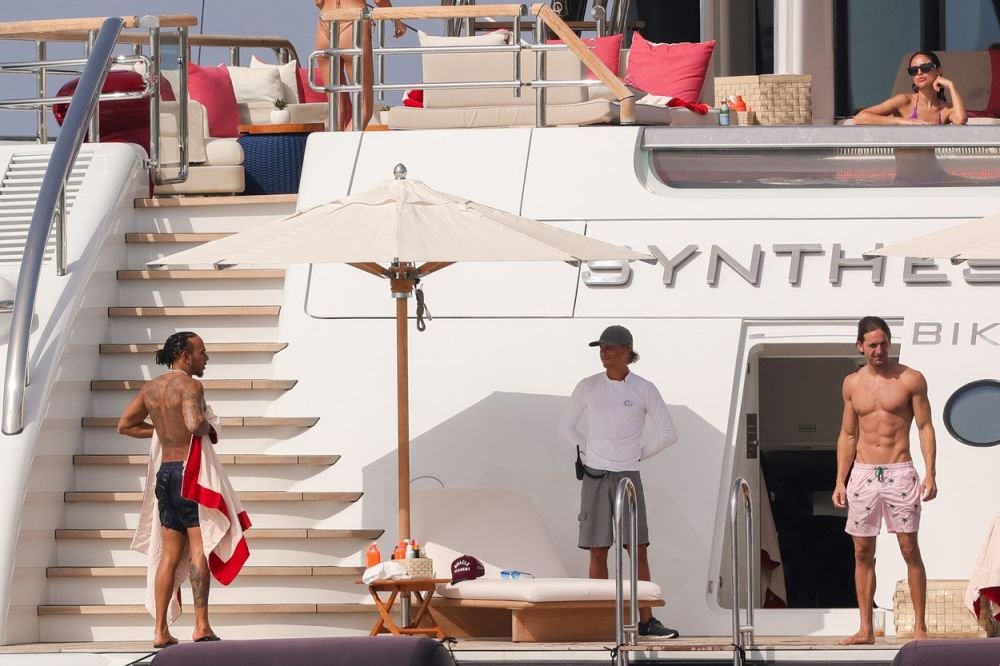 Lewis Hamilton, pe yacht cu o tânără de 20 de ani la câteva zile după ce a petrecut în club cu Shakira _4