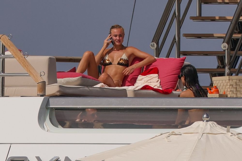 Lewis Hamilton, pe yacht cu o tânără de 20 de ani la câteva zile după ce a petrecut în club cu Shakira _5