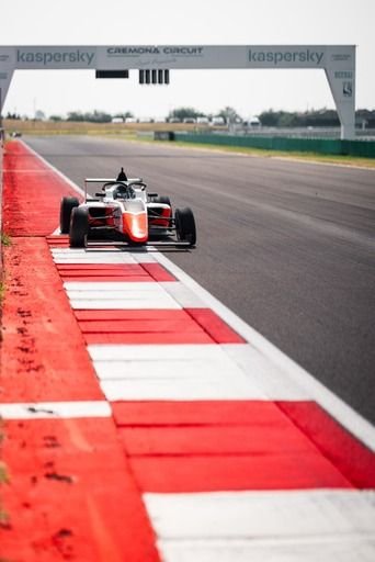 Un român bate la porțile Formulei 4_4