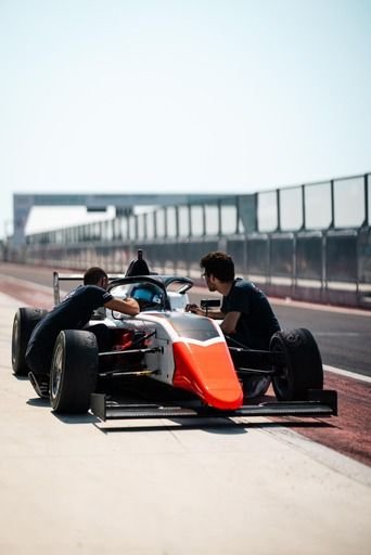Un român bate la porțile Formulei 4_6
