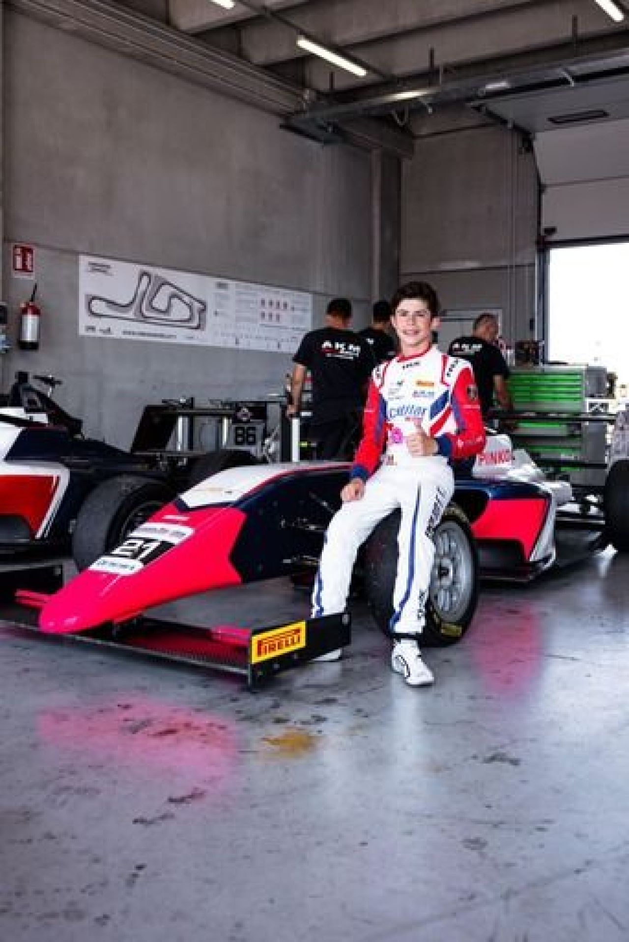Un român bate la porțile Formulei 4_8