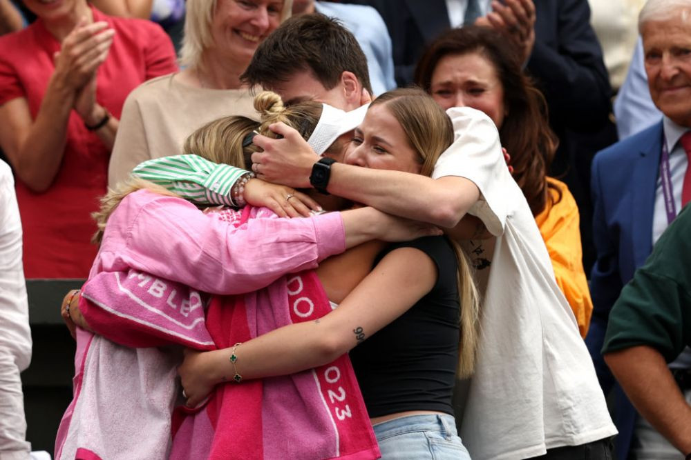 Ce făcea sora mai mică a Marketei Vondrousova, cu doar c&acirc;teva secunde &icirc;nainte de &icirc;ncheierea finalei Wimbledon 2023