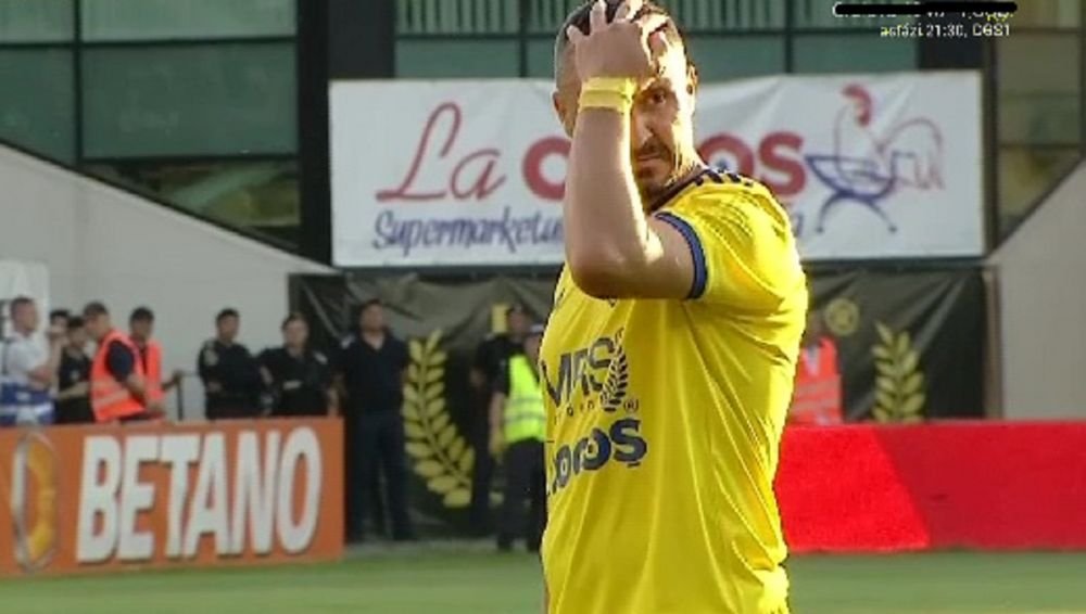 Panduru &icirc;l ironizează pe Budescu după penalty-ul ratat: Așa trebuie bătut, &icirc;ncet, din gleznă